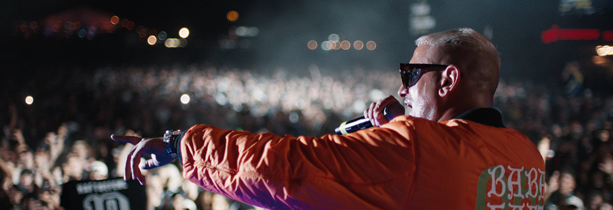 Es ist der Rapper Haftbefehl zu sehen, der auf der Bühne performt.