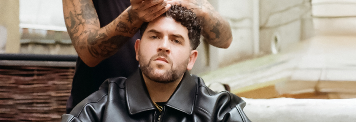 Es ist der Rapper Vega zu sehen, der einen Haarschnitt bekommt.