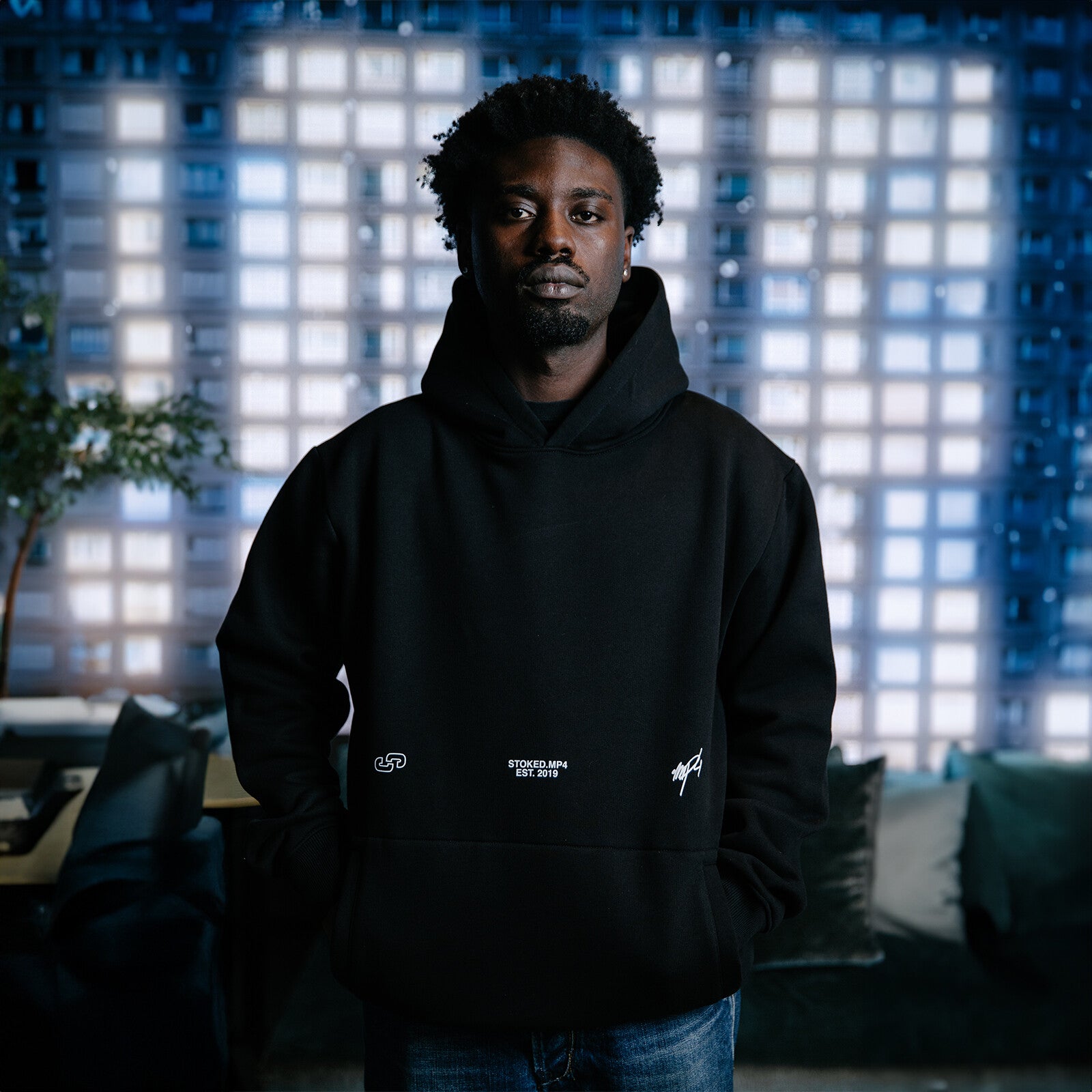 https://images.bravado.de/prod/product-assets/stoked/stoked/products/512148/web/531108/image-thumb__531108__3000x3000_original/STOKED_Basic-Hoodie-Black_Capsule-Collection_s512148_o5984182_a531108_v13086823.b6107f38.jpg