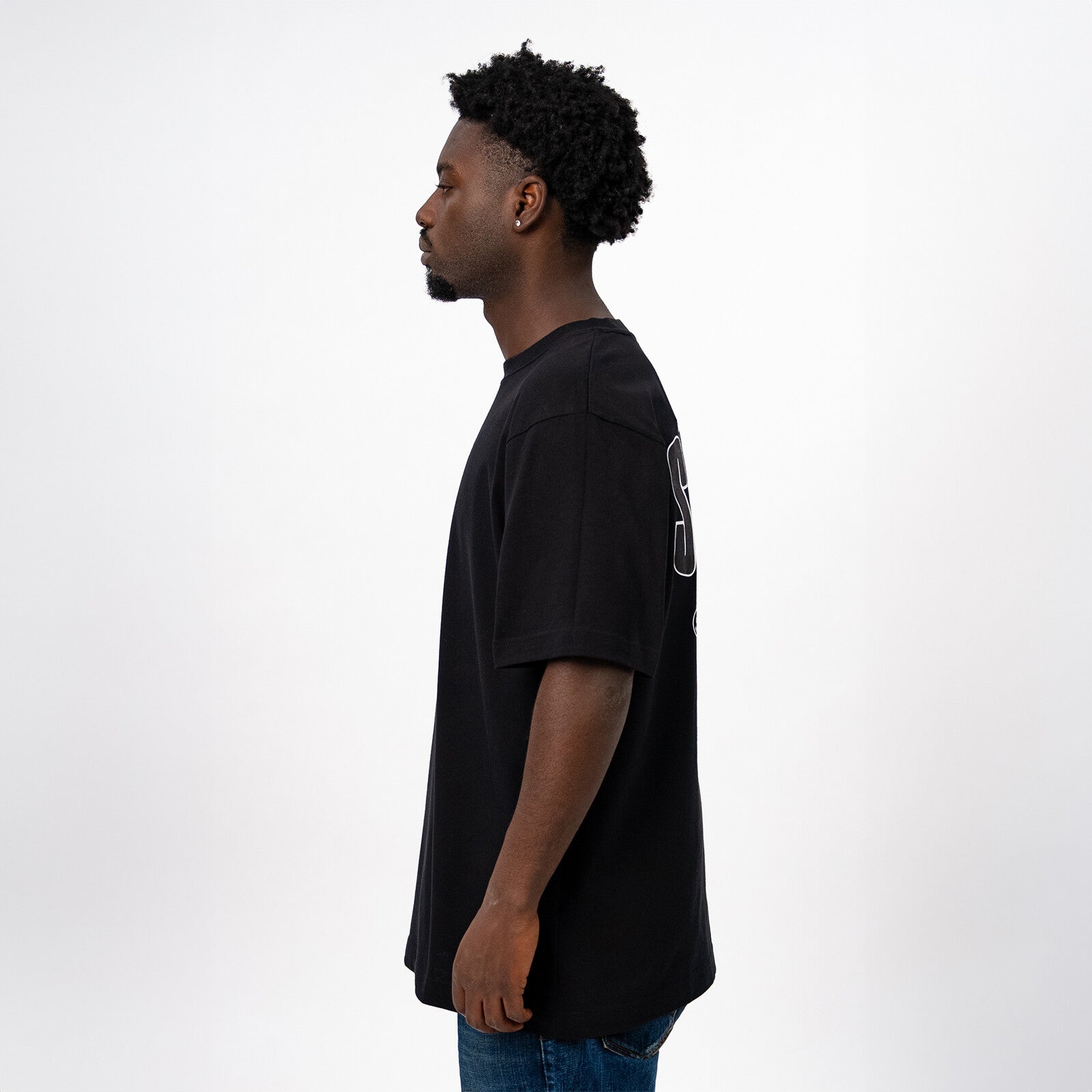 https://images.bravado.de/prod/product-assets/stoked/stoked/products/513745/web/531123/image-thumb__531123__3000x3000_original/STOKED_Basic-Shirt-Black_Capsule-Collection_s513745_o6502578_a531123_v13086843.3fd4c09f.jpg
