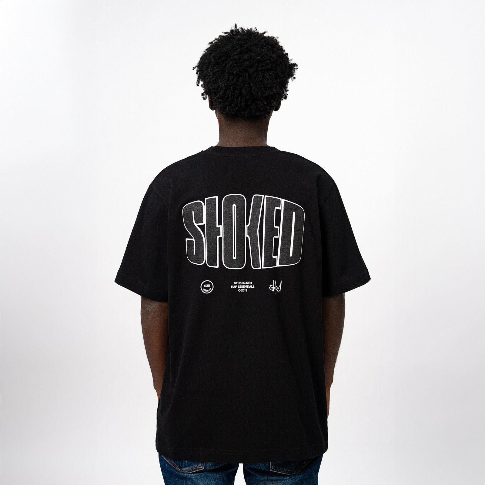 https://images.bravado.de/prod/product-assets/stoked/stoked/products/513745/web/531124/image-thumb__531124__3000x3000_original/STOKED_Basic-Shirt-Black_Capsule-Collection_s513745_o6502578_a531124_v13086844.76486549.jpg