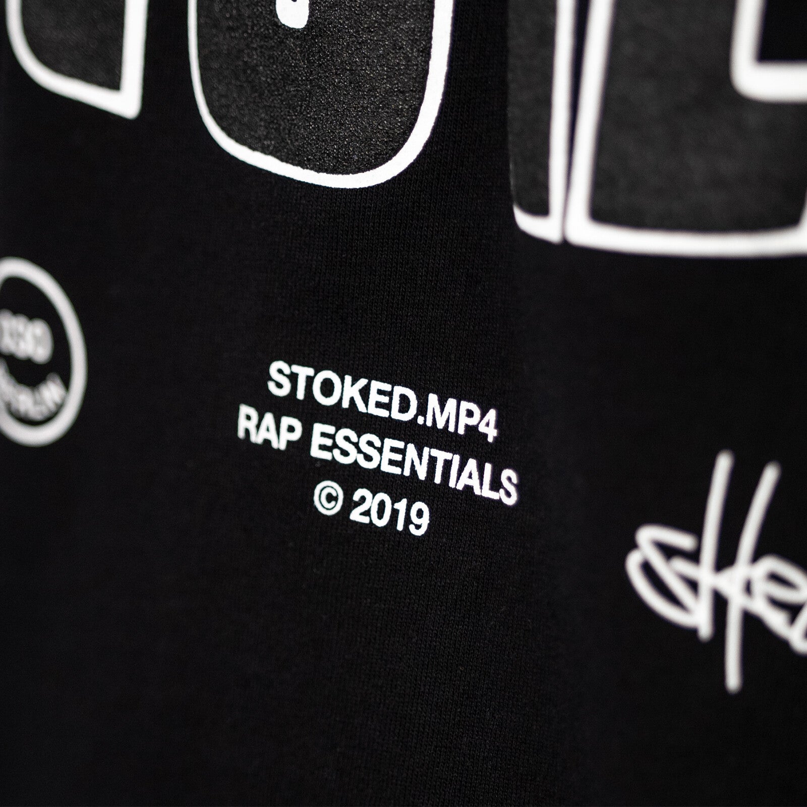 https://images.bravado.de/prod/product-assets/stoked/stoked/products/513745/web/531126/image-thumb__531126__3000x3000_original/STOKED_Basic-Shirt-Black_Capsule-Collection_s513745_o6502578_a531126_v13086846.a8d58f68.jpg