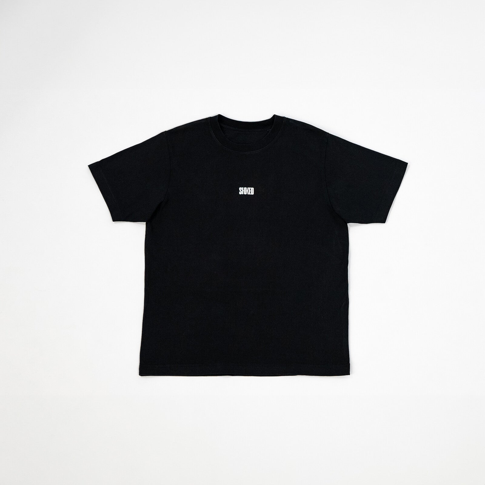 https://images.bravado.de/prod/product-assets/stoked/stoked/products/513745/web/531128/image-thumb__531128__3000x3000_original/STOKED_Basic-Shirt-Black_Capsule-Collection_s513745_o6502578_a531128_v13086848.1f19aa6c.jpg