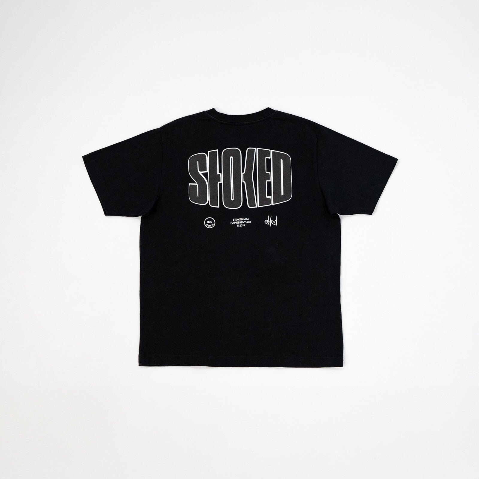 https://images.bravado.de/prod/product-assets/stoked/stoked/products/513745/web/531129/image-thumb__531129__3000x3000_original/STOKED_Basic-Shirt-Black_Capsule-Collection_s513745_o6502578_a531129_v13086849.5c8fbaea.jpg