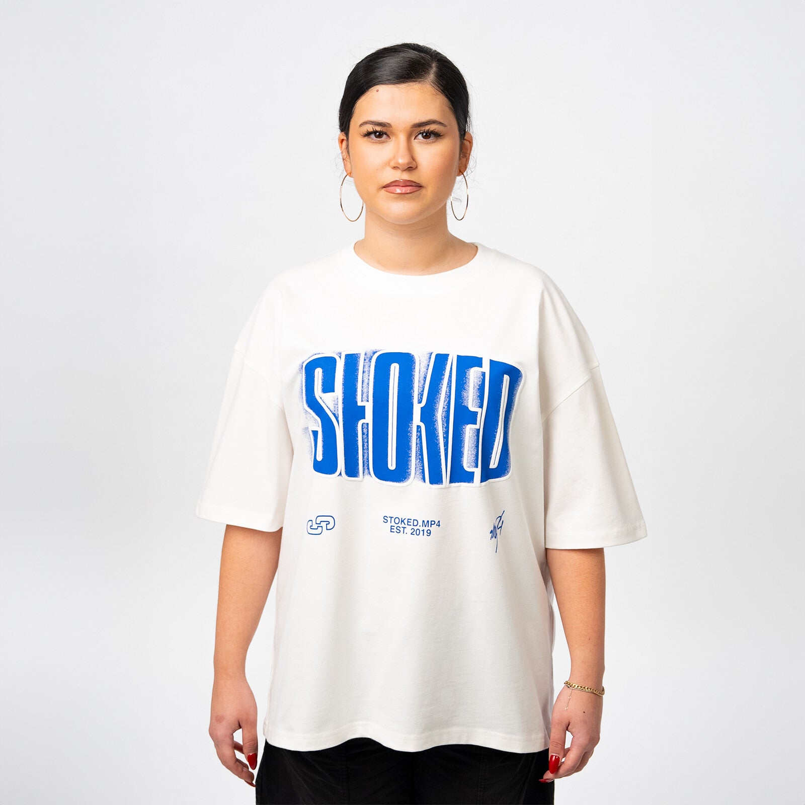 https://images.bravado.de/prod/product-assets/stoked/stoked/products/512147/web/528154/image-thumb__528154__3000x3000_original/STOKED_Basic-Shirt-White_Capsule-Collection_s512147_o5984156_a528154_v13070555.da5a7c9a.jpg