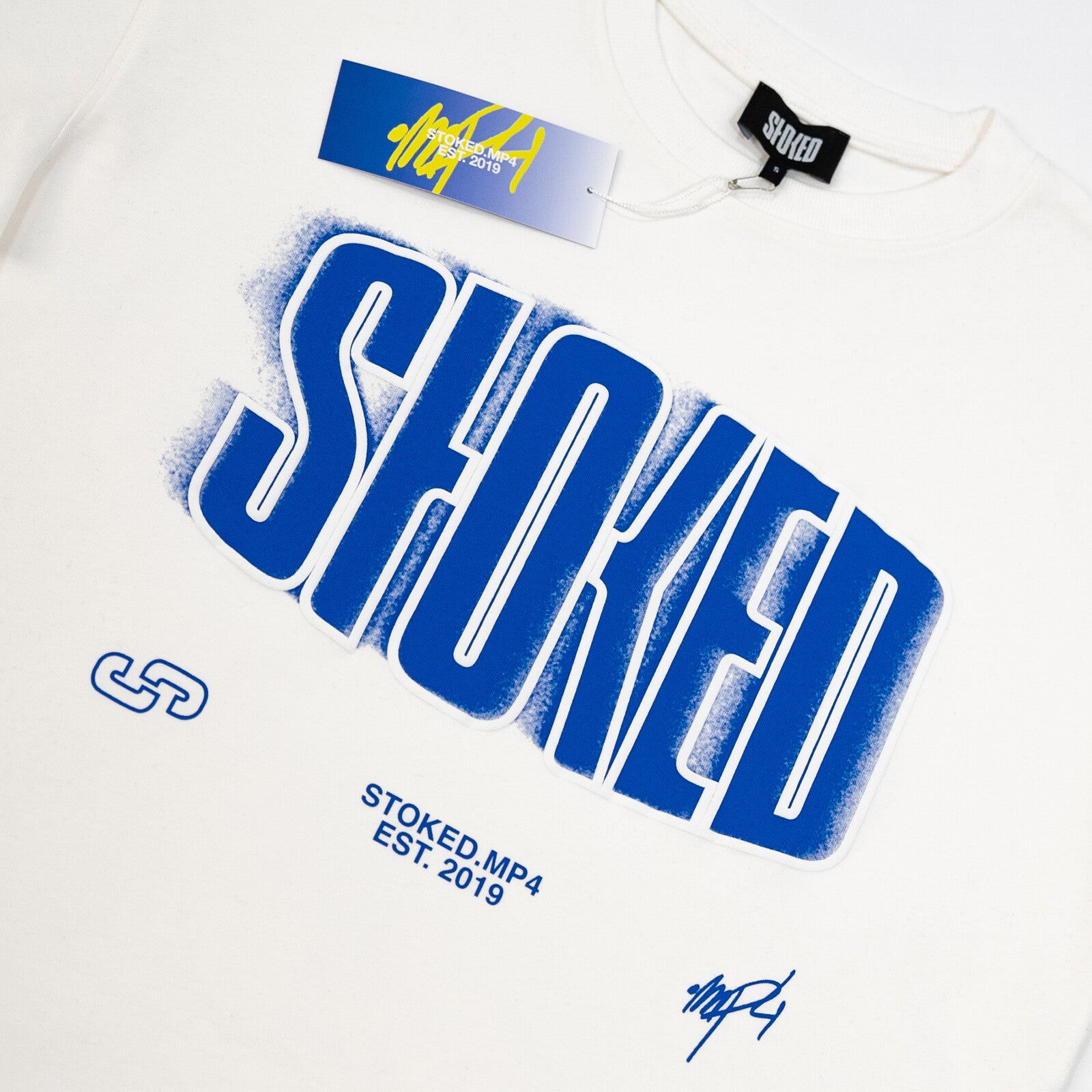 https://images.bravado.de/prod/product-assets/stoked/stoked/products/512147/web/528156/image-thumb__528156__3000x3000_original/STOKED_Basic-Shirt-White_Capsule-Collection_s512147_o5984156_a528156_v13070557.889376e3.jpg