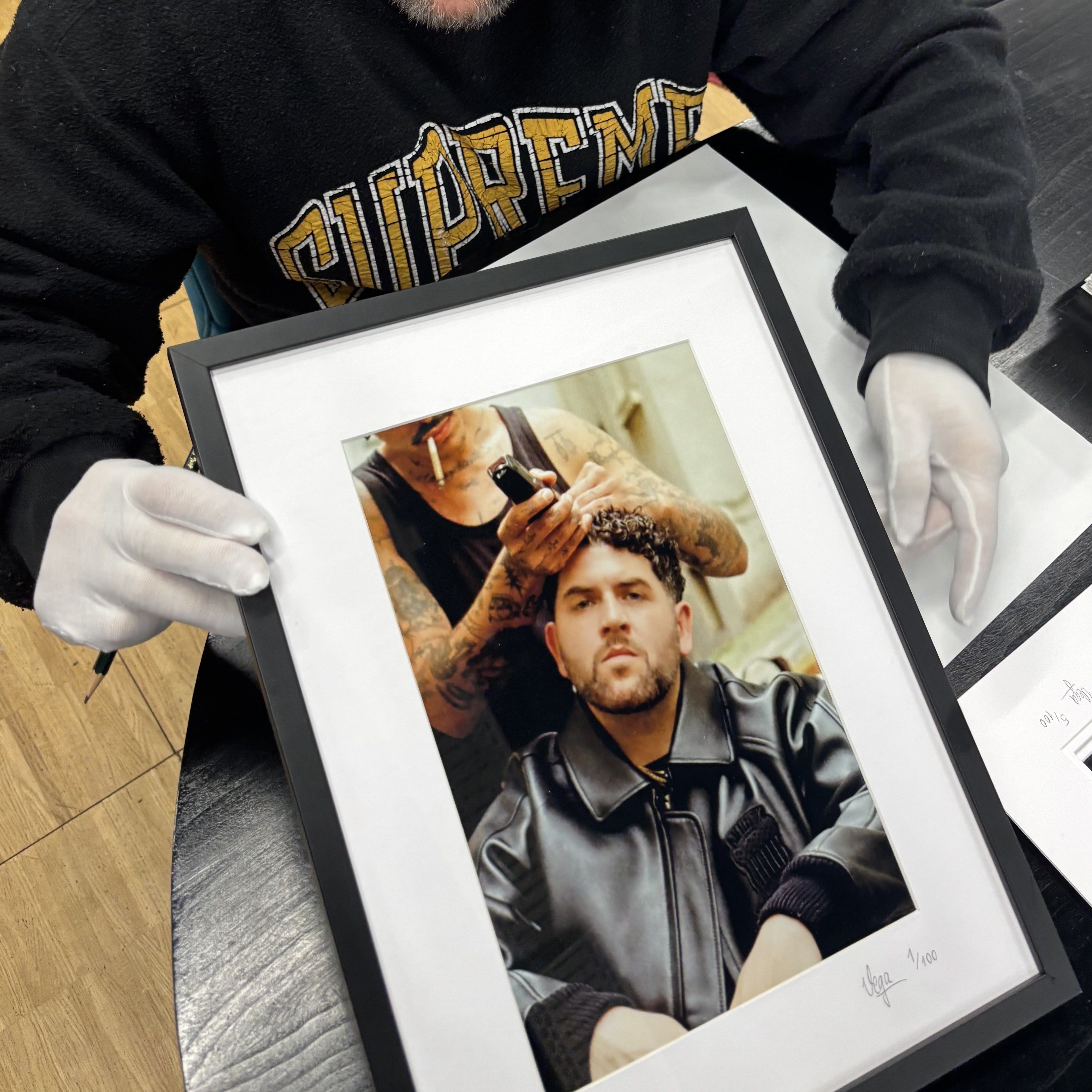 Vega KÖNIG OHNE KRONE Ltd. CD + Signiertes Fine Art Print Bundle (100 Stück) 425762