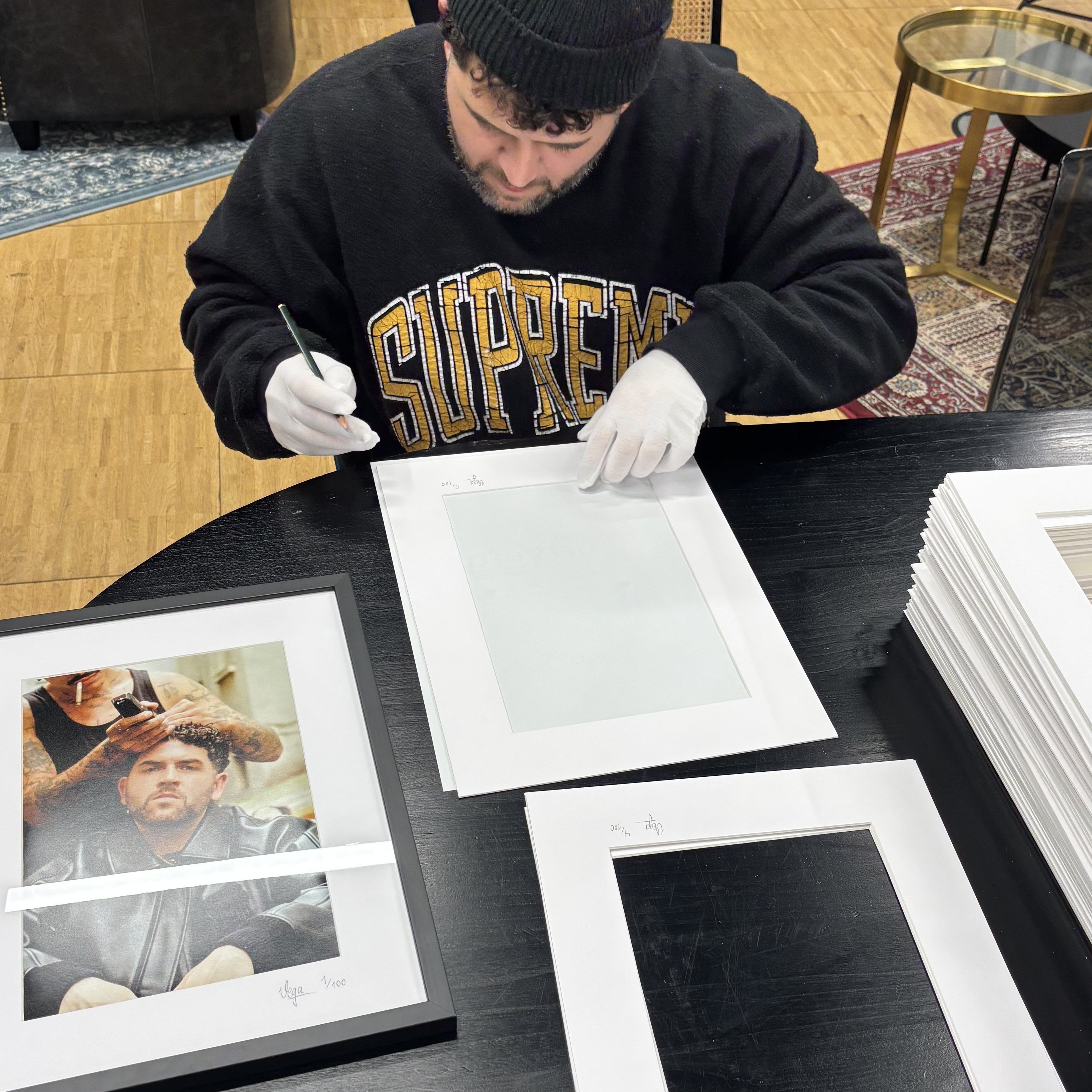 Vega KÖNIG OHNE KRONE Ltd. CD + Signiertes Fine Art Print Bundle (100 Stück) 425752