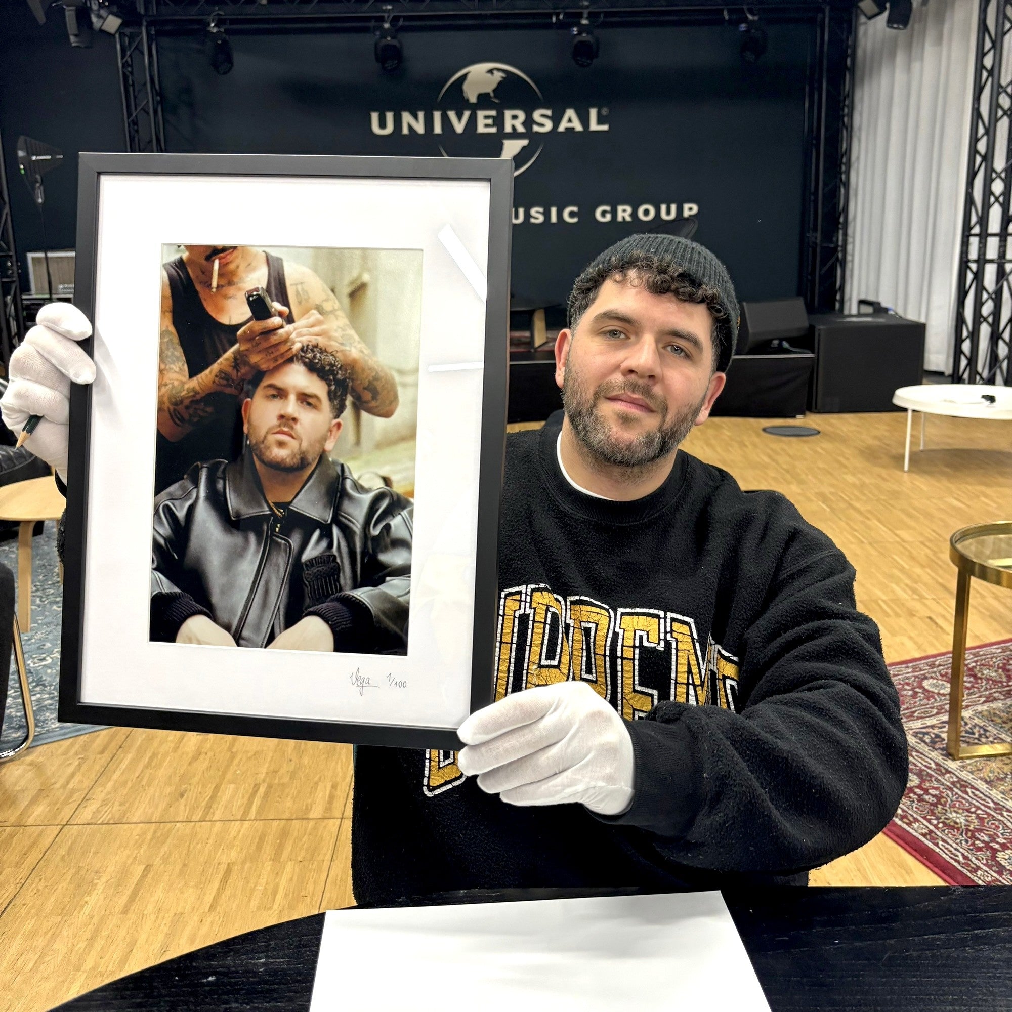 Vega KÖNIG OHNE KRONE Ltd. CD + Signiertes Fine Art Print Bundle (100 Stück) 425754